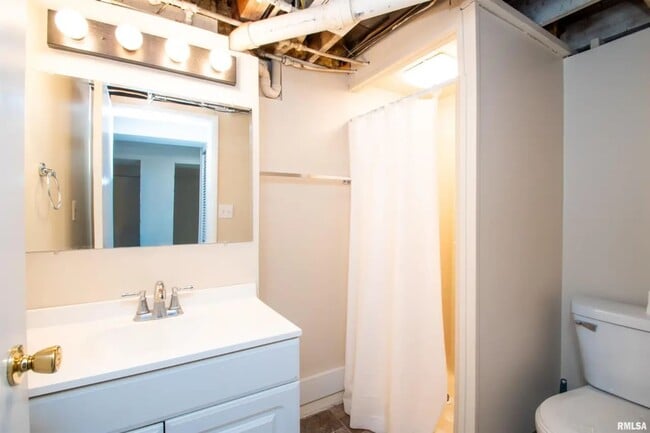 Building Photo - West Cindy Lane