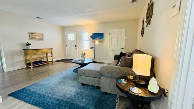 Building Photo - Spacious 4-bedroom 2-bathroom pool home