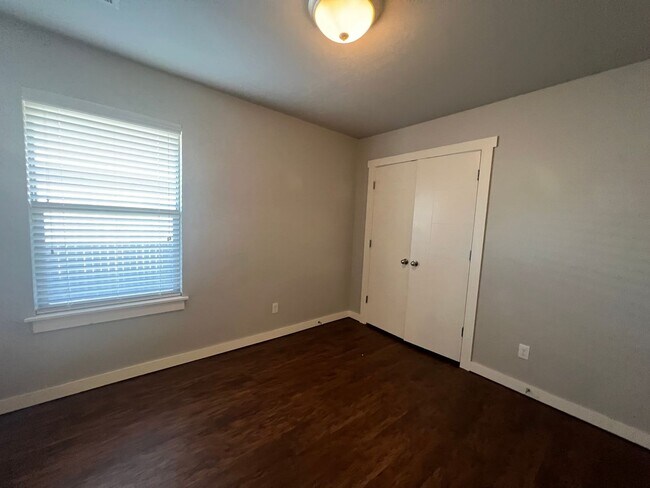 Building Photo - 3 Bed 2 Bath Duplex in Moore Schools!