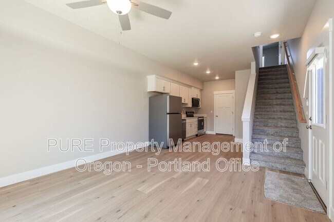 Building Photo - 512 NE Trillium Dr