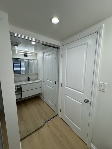 Building Photo - 2754 S Barrington Ave