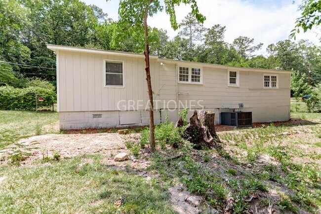 Building Photo - NOW OFFERING 1/2 MONTH FREE IF LEASE SIGNE...