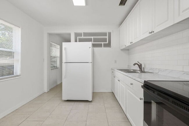 Building Photo - Home For Rent in St Pete!