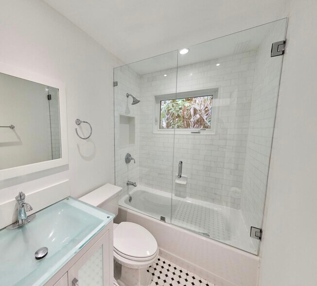 Building Photo - 455 NE 55th St