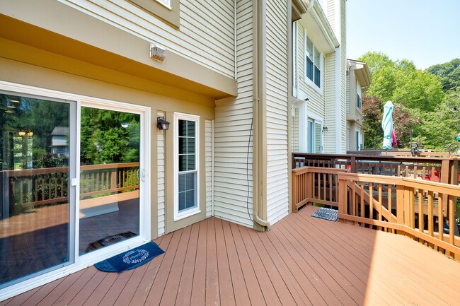 Building Photo - Charming Townhome Nestled in a Private Cul-de-Sac, Ready mid-August