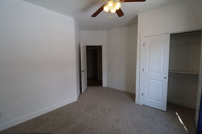 Building Photo - Large Pet Friendly House in the Foothills of Provo