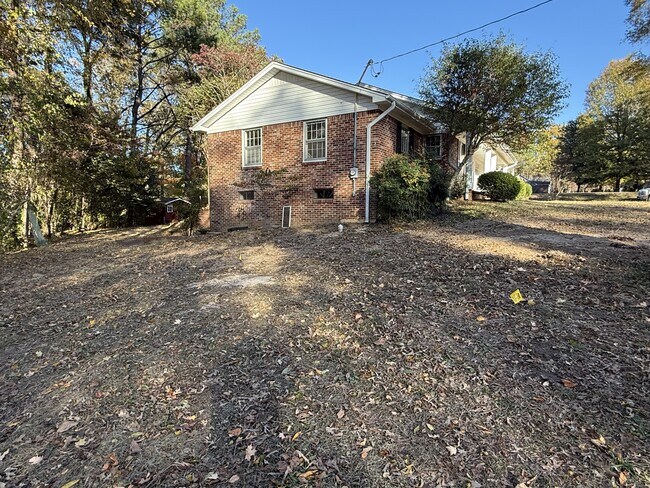 Building Photo - 565 Paris St