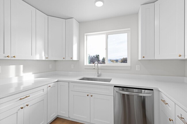 Building Photo - 865 9th St W