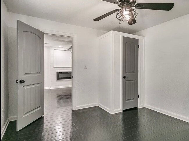 Building Photo - Fully Remolded 2bed/2bath with a Versatile...