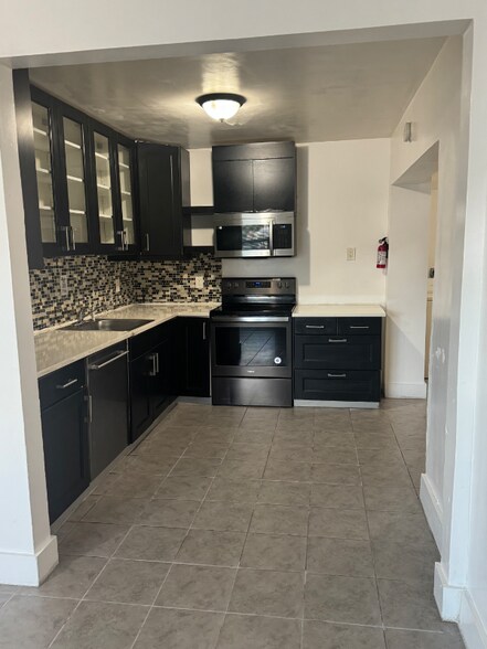 Building Photo - 3120 SW 12th Pl