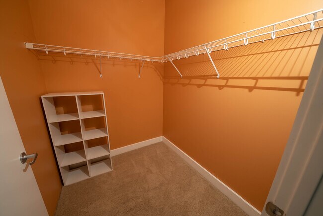 Main bedroom walkin-closet - 600 Broadway Ave NW