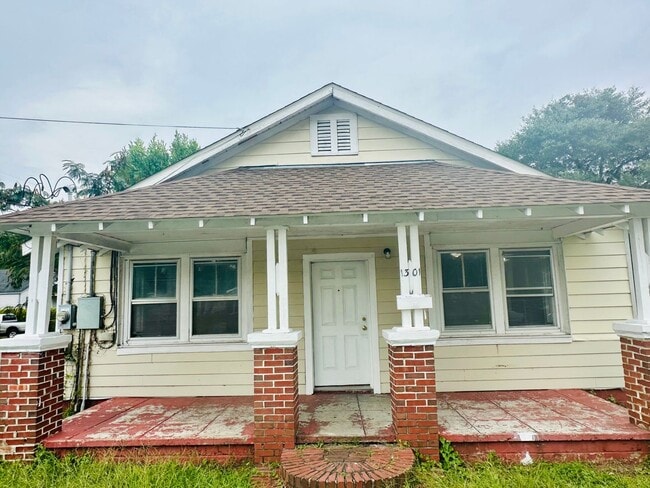 Building Photo - DOWNTOWN - 3 Bedroom/1 Bath - Located close to CFCC, downtown, riverwalk and restaurants