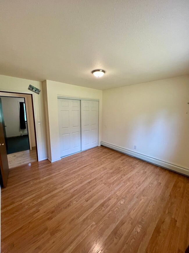 Building Photo - 3 Bedroom Home / 2-Car Garage / No Pets