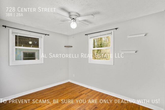 Building Photo - 728 Center St