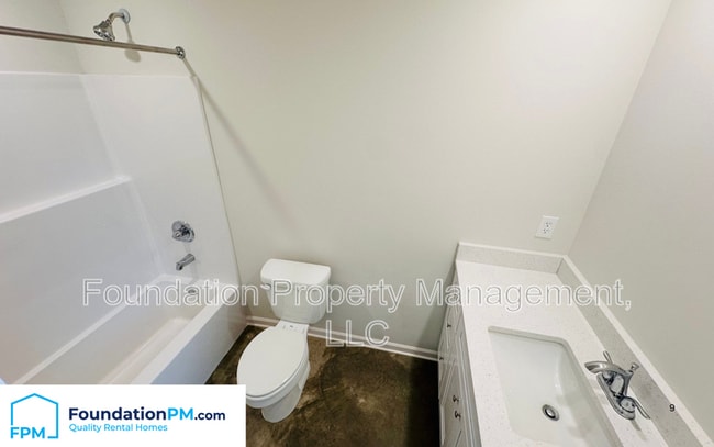 Building Photo - 2501 E Tyler Ave