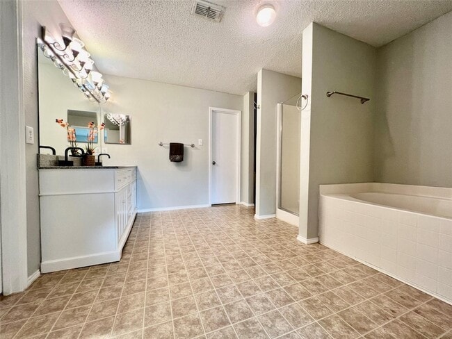 Building Photo - 2625 Lake Meadow Dr