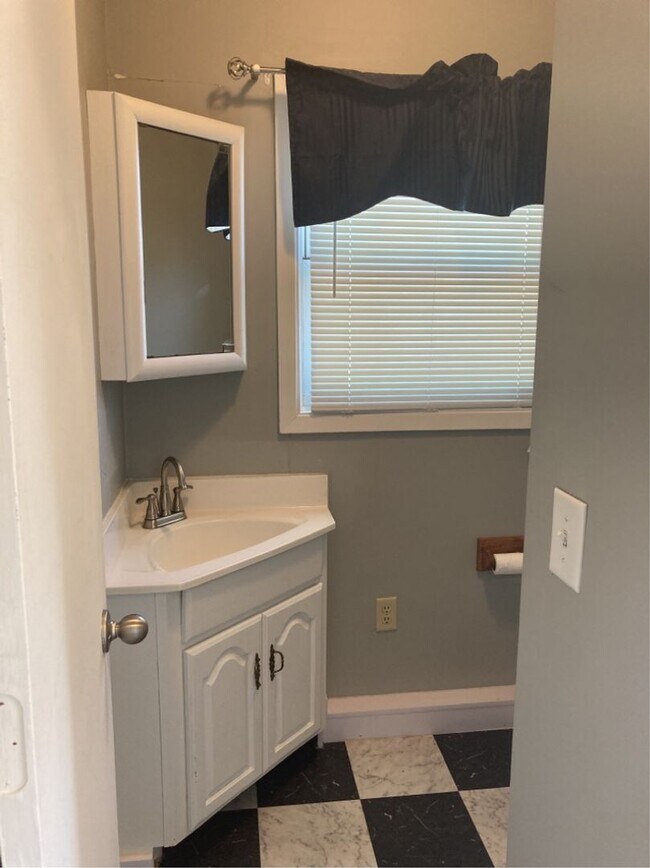 Building Photo - AVAILABLE JUNE - 4 Bed 1.5 Bath Spacious Home