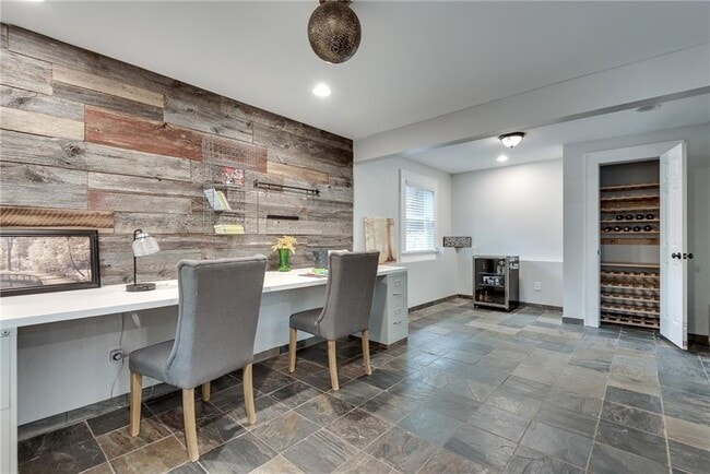 Building Photo - 953 Gilbert St SE