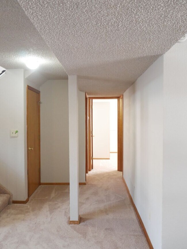 Building Photo - 4 Bed 2 Bath Home Available Now!