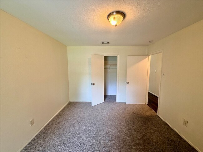 Building Photo - 15811 Nutcracker Ct