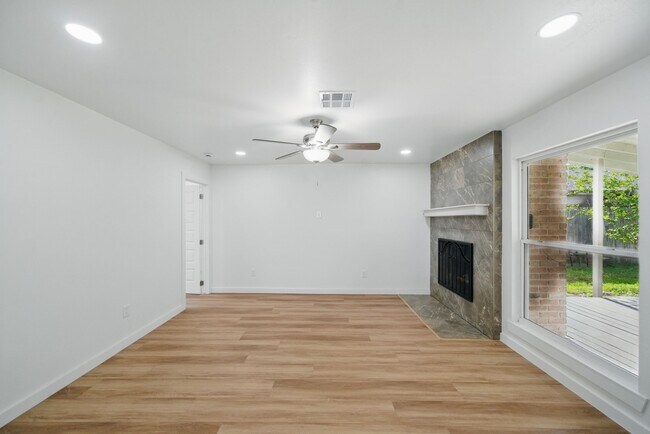 Building Photo - 9711 Derrik Dr