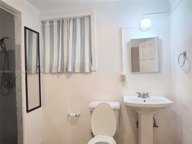 Building Photo - 11342 Peachtree Dr