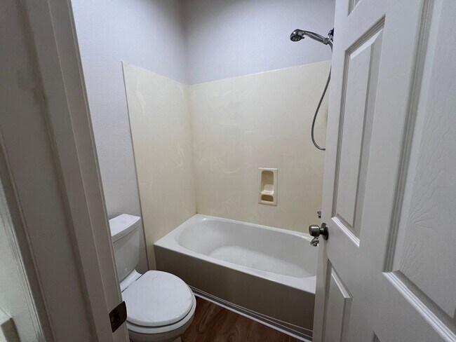 Building Photo - 5 bedroom home located in Sylvan School District!