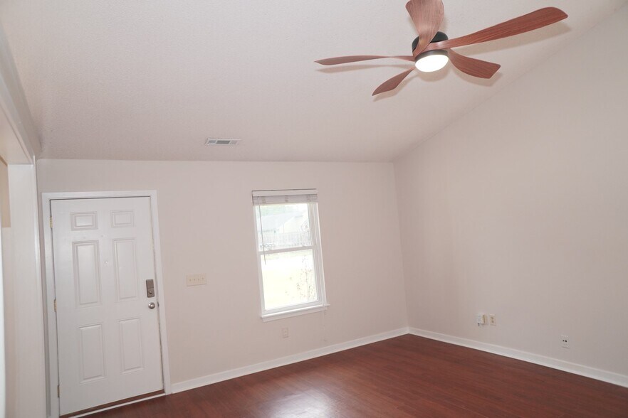 Building Photo - 1133 Oakcrest Dr