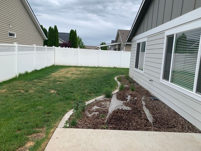Building Photo - Post Falls Rancher