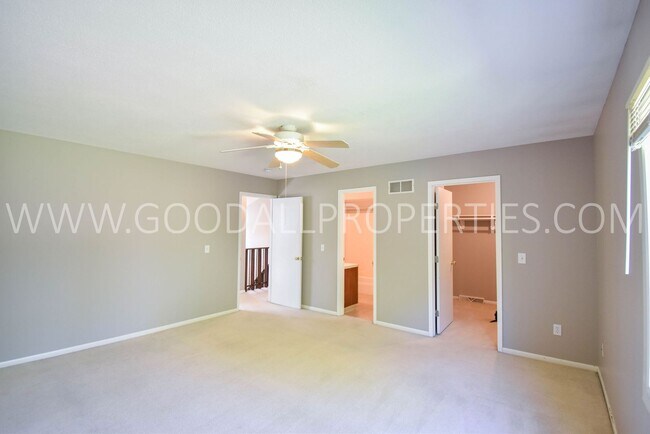 Building Photo - 3 Bed 2.5 bath Home with a fully fenced yard in West Des Moines with a 2-Car attached garage