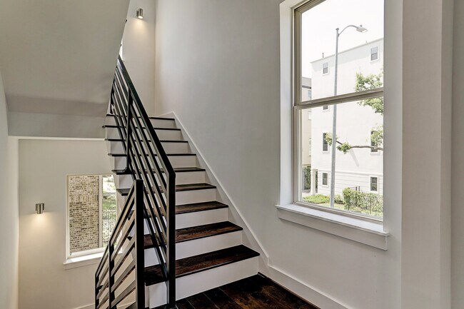 Building Photo - 1402 Eberhard St