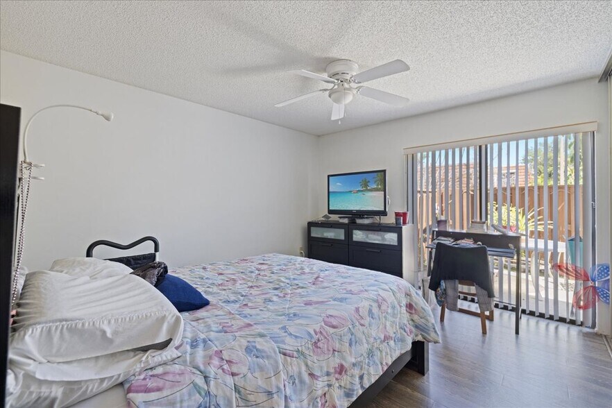 Building Photo - 5276 Cedarbend Dr