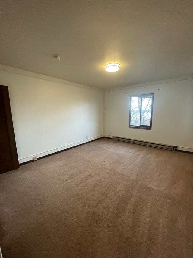 Building Photo - Cliff Dr. Apartment - Spacious with Hardwo...