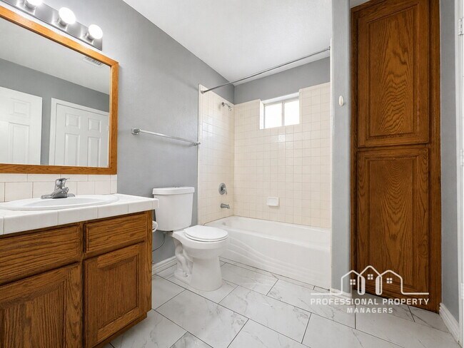 Building Photo - 4-bedroom, 3-bathroom home in Parkway Place