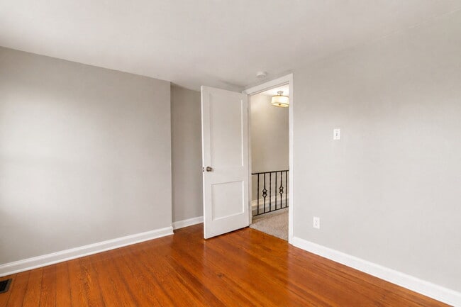 Building Photo - 506 S Lazelle St