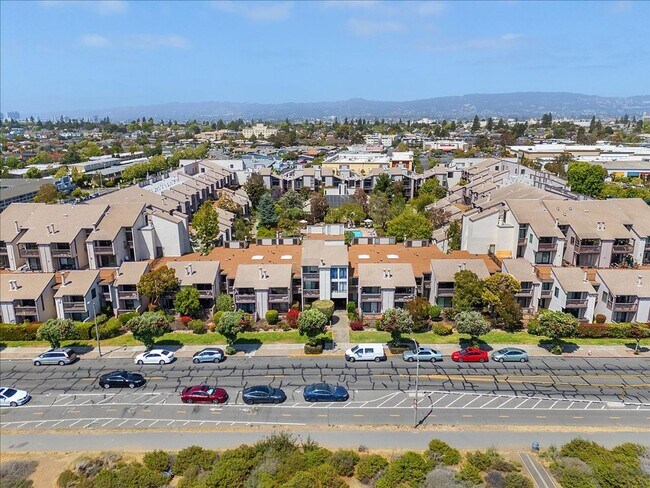 Building Photo - 2101 Shoreline Dr