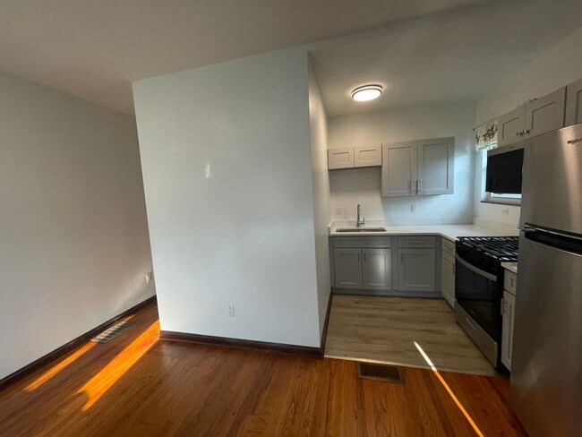 2 Bedroom 1.5 Bath house available now! - 2 Bedroom 1.5 Bath  house available now!