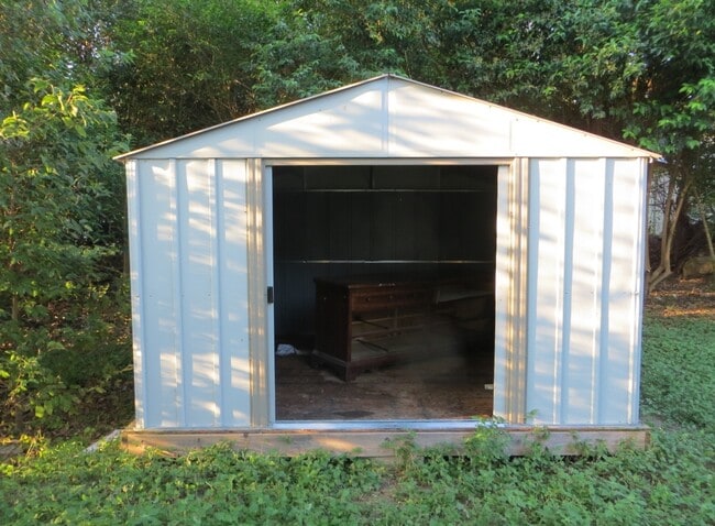 Building Photo - This home is waiting for YOU!