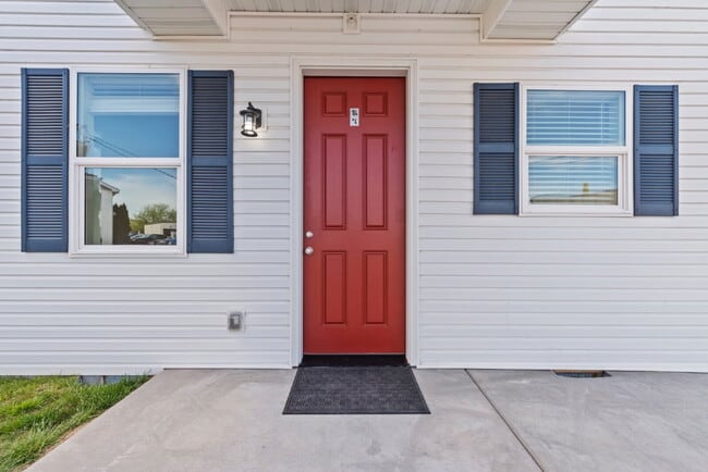 Building Photo - "Discover Comfort & Style: Spacious 3-Bed,...