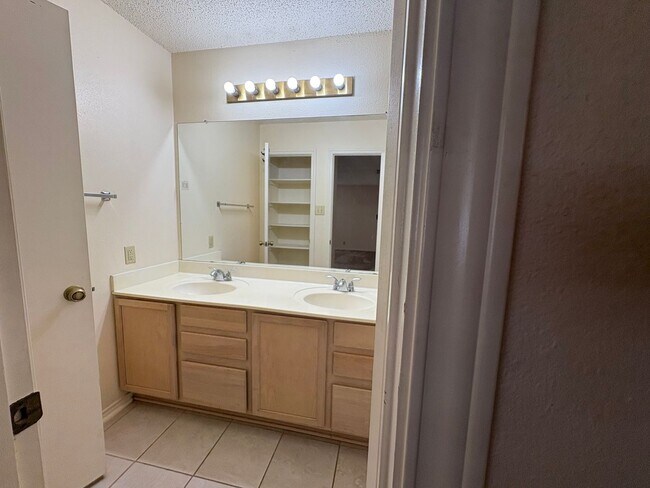 Building Photo - Beautiful home on corner lot.