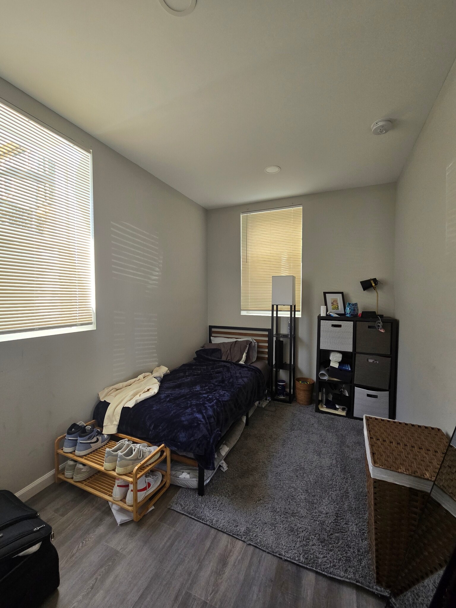 Building Photo - 328 Thompson St