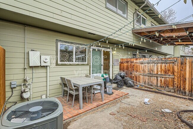 Building Photo - 588 S Carr St