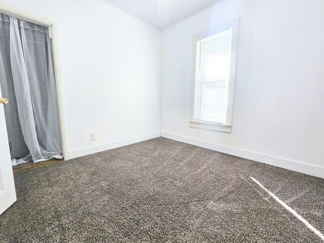 Building Photo - Beautiful 2 Bedroom 1 Bath
