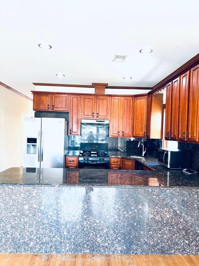 Building Photo - 30 Whitman Ave