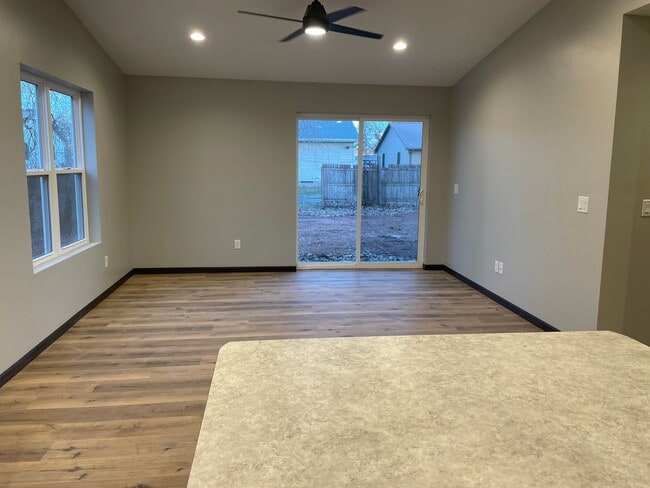 Building Photo - Charming Open Layout, Garage. PETS WELCOME