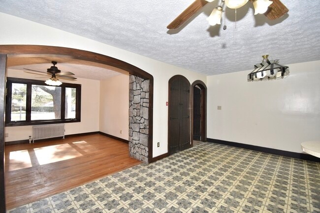 Building Photo - 582 Springfield St