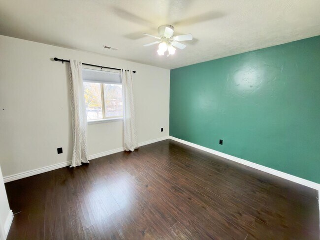 Building Photo - 317 W Farmside Dr