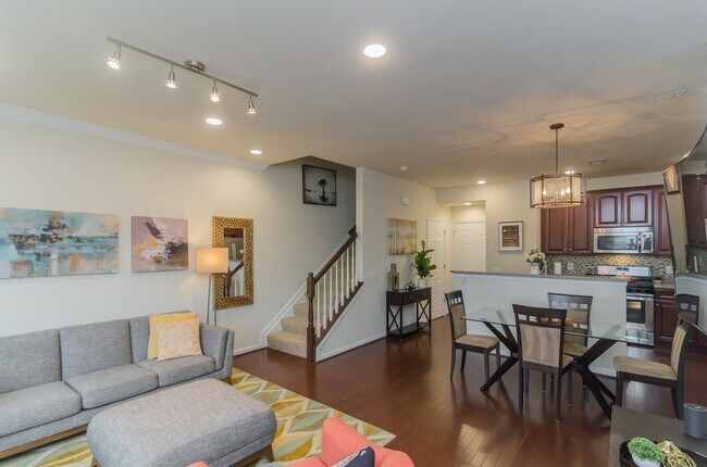 Building Photo - Beautiful and within walking distance to a...