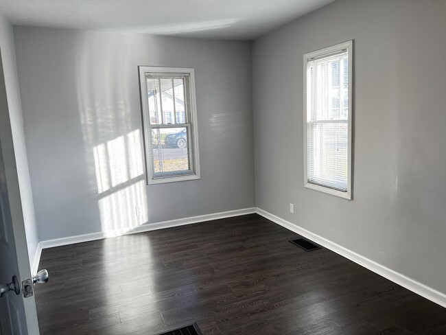 front bedroom - 1438 E Donald St