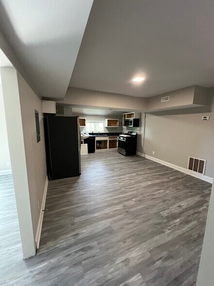 Building Photo - 3811 Barrington Rd